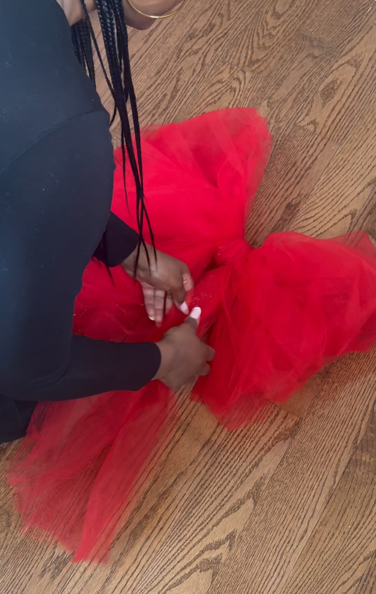 making the large bow that will adorn the diy foldable mobile table